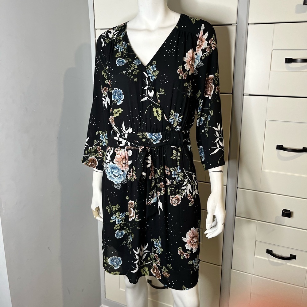 DR2. Size medium. Black. Floral dress. Tie at waist. 3/4 sleeve. Vneck. Knee